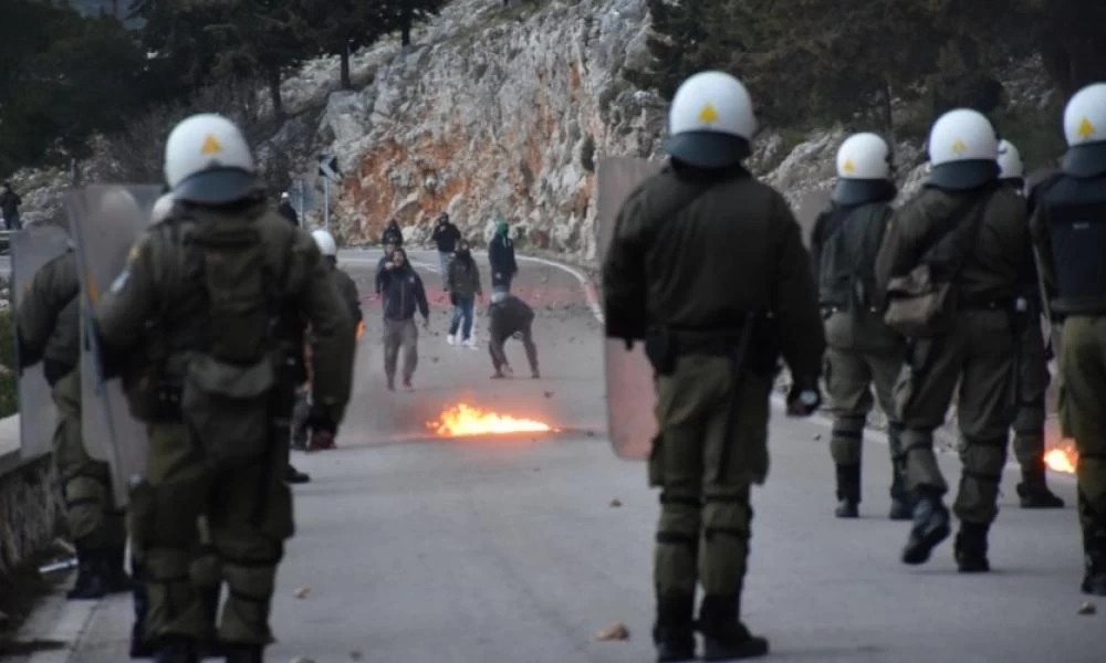 Χιώτες εναντίον ΜΑΤ και Μηταράκη για το Θόλος